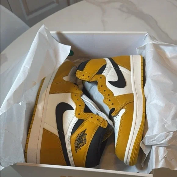 Air Jordan 1 Retro High OG 'Yellow Ochre' - Picture 9 of 15